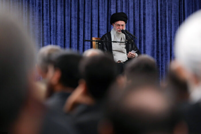 Irans nun getöteter Oberster Führer Ali Khamenei spricht bei einer Veranstaltung in ein Mikrofon