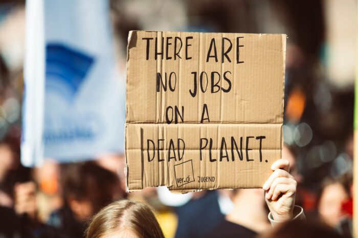 Man sieht ein Pappschild, auf dem steht: There are no jobs on a dead planet - ver.di Jugend.