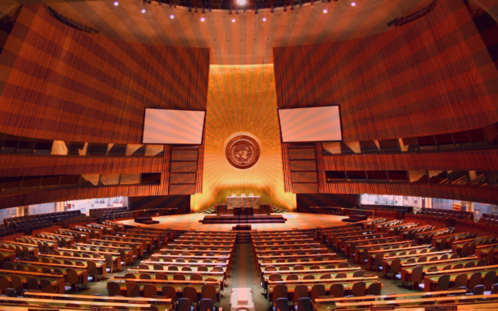 Bild der UN Generalversammlung, mit einem Strahlenkranz hinterlegt