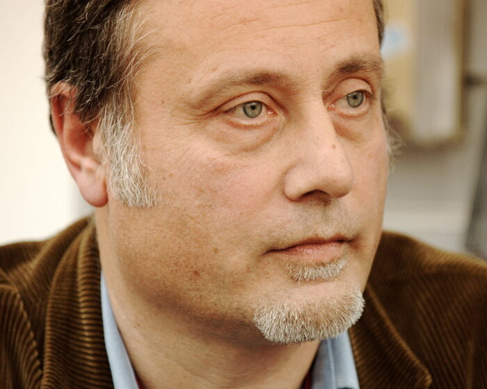 Das Foto zeigt ein Porttrait des italienischen Autors Massimo Carlotto