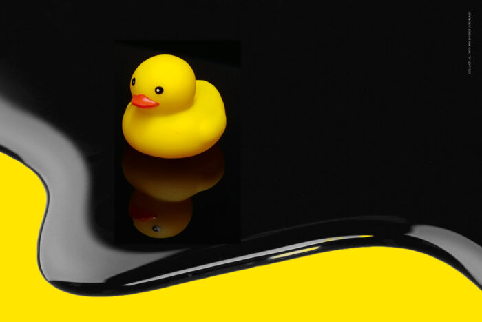 Das Bild zeigt eine Ölpfütze, auf der ein gelbes Quitscheentchen schwimmt