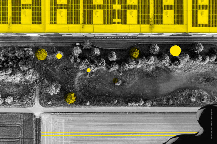 Auf dem Bild sieht man offenbar ein Gebäudekomplex von oben, auf dem Solarzellen installiert sind. Daneben ist ein Grünstreifen und daneben wiederum Beton zu sehen