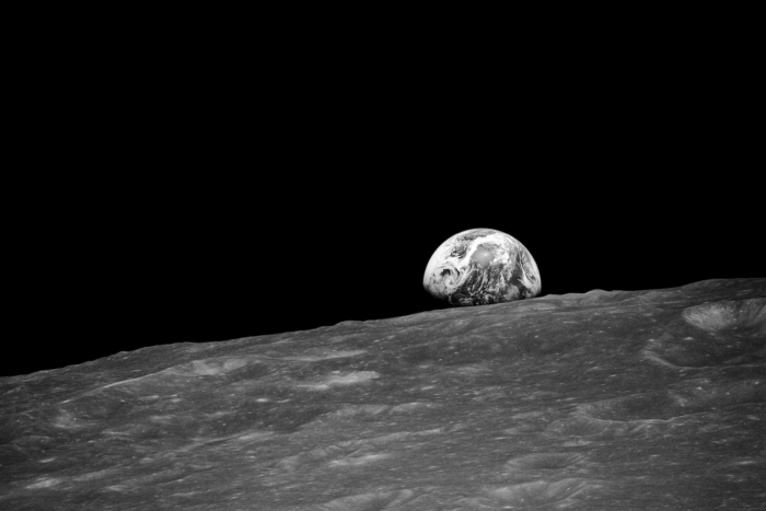 Man sieht das All und einen Planeten.