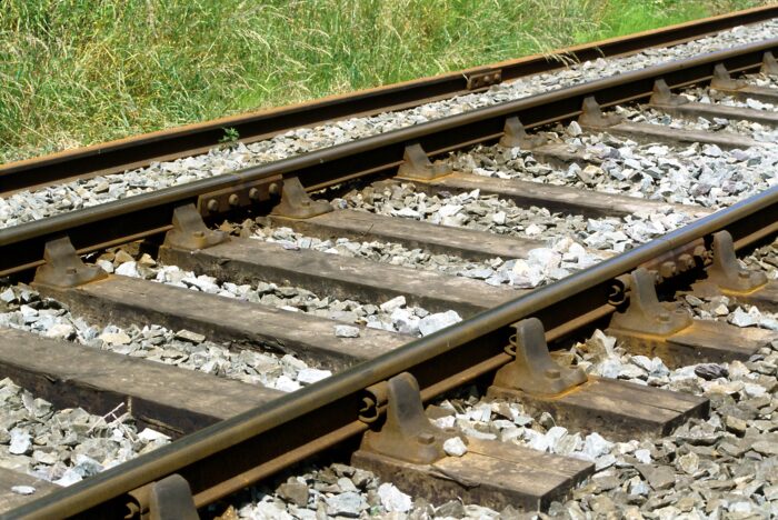 Man sieht Schienen.