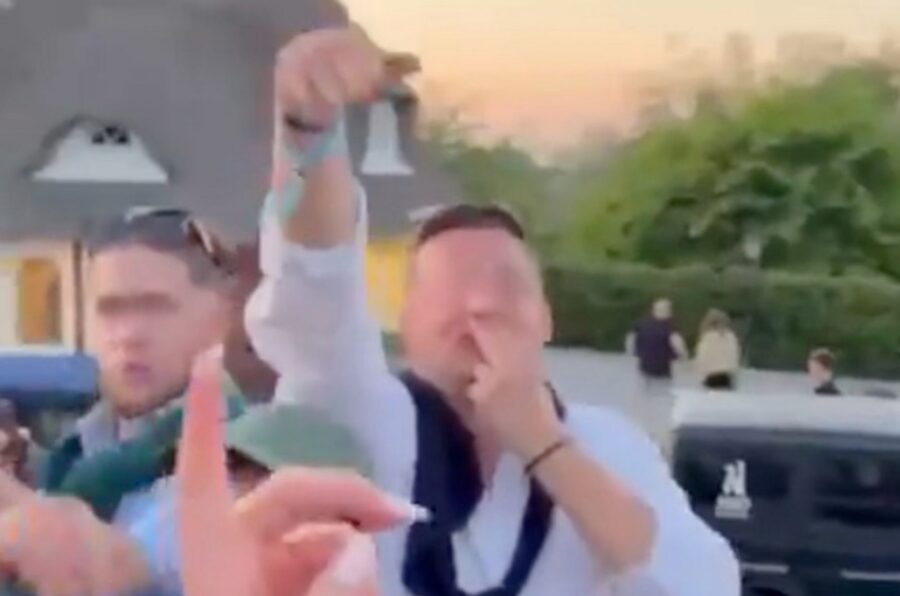 verpixeltes Video zweier Partygäste, einer hebt den rechten Arm und zeigt einen Hitlerbart