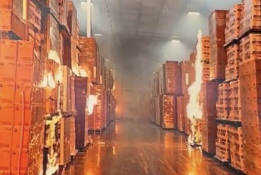 Verwackelte Aufnahme brennender Paletten in einer Lagerhalle