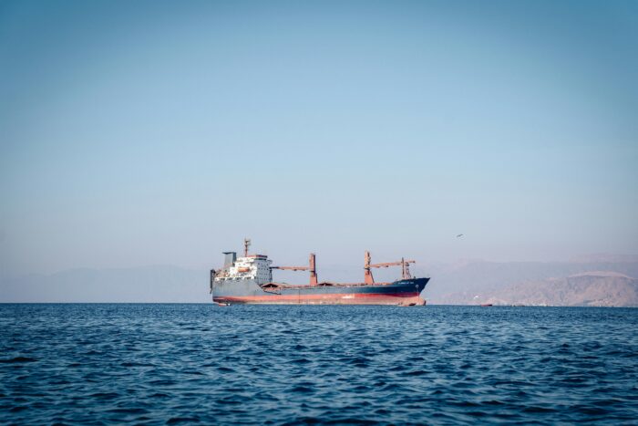 Das Bild zeigt ein leeres Containerschiff älterer Bauart, irgendwo im Arabischen Meer