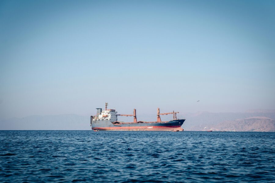 Das Bild zeigt ein leeres Containerschiff älterer Bauart, irgendwo im Arabischen Meer