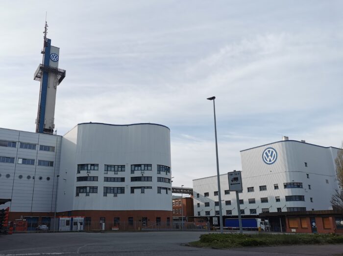 Ein Fabrikgebäudekomplex mit dem VW-Logo.
