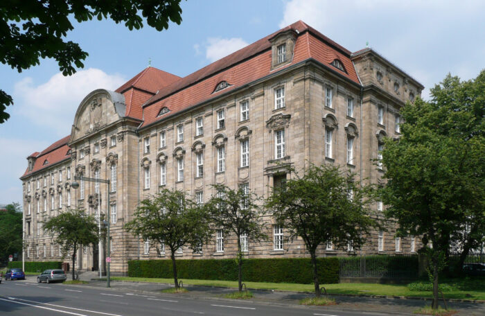 Foto des Oberlandesgerichtes Düsseldorf, Bäume davor, keine Menschen zu sehen.