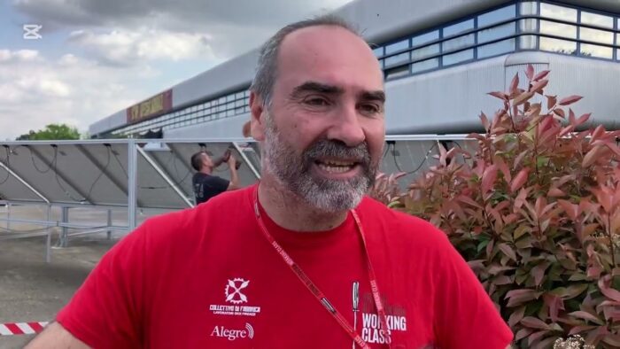 Das Bild zeigt den italienischen Autor Alberto Prunetti. Er trägt ein rotes T-Ahirt