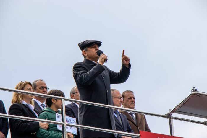 Der abgesetzte Parteivorsitzende der CHP Özgür Özel bei einer Rede im Mai 2026 auf der Insel Kusadasi. Mit der einen Hand hält er das Mikrofon, mit der anderen hebt er einen Finger.