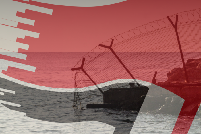 Ein Grenzzaun, der ins Wasser ragt, darüber liegt blass eine stilisierte Antifa Fahne