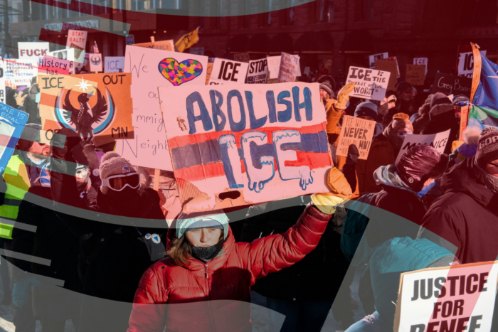 Demonstrant*innen halten Schilder gegen die US Einwanderungsbehörde ICE in die Höhe (zB: Abolish ICE)