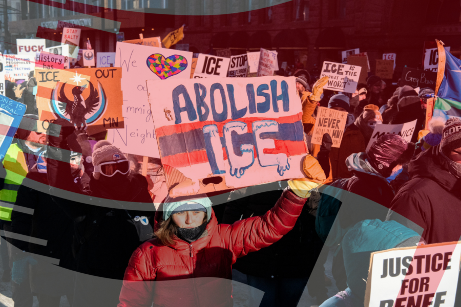 Demonstrant*innen halten Schilder gegen die US Einwanderungsbehörde ICE in die Höhe (zB: Abolish ICE)