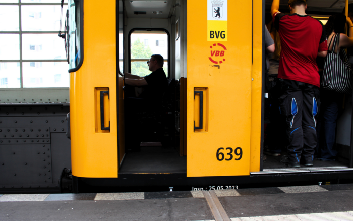 BVG-Wagen, die Tür des Waggons und die Fahrertür sind geöffnet