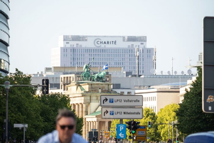 Stadtszene, im Hintergrund ist das Krankenhaus Charité, davor das Brandenburger Tor zu sehen