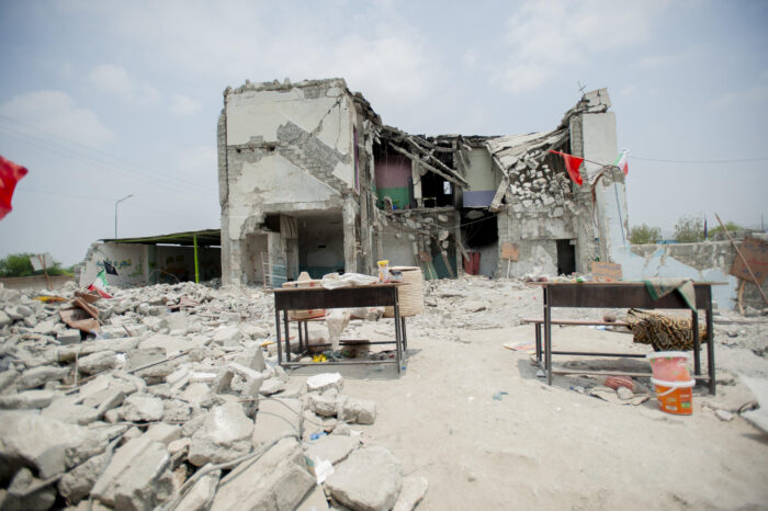 Das Bild zeigt die Überreste einer ausgebombten Schule in Minab/Iran.