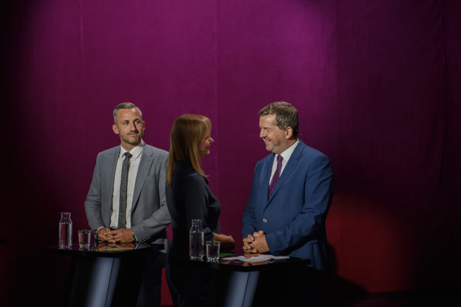 Man sieht einen AfD Fuzzi, und die linke Kandidatin Eva von Angern die nah an dem CDU Kandidaten Schulze steht und ihn vertrauensvoll anschaut.