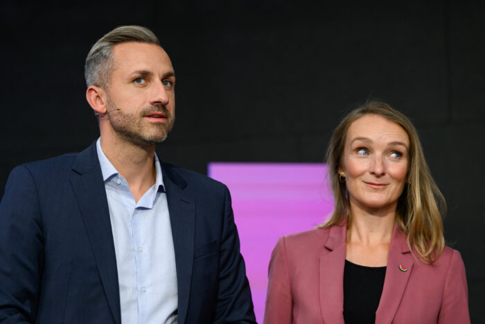 Man sieht zwei Personen auf einer Bühne.