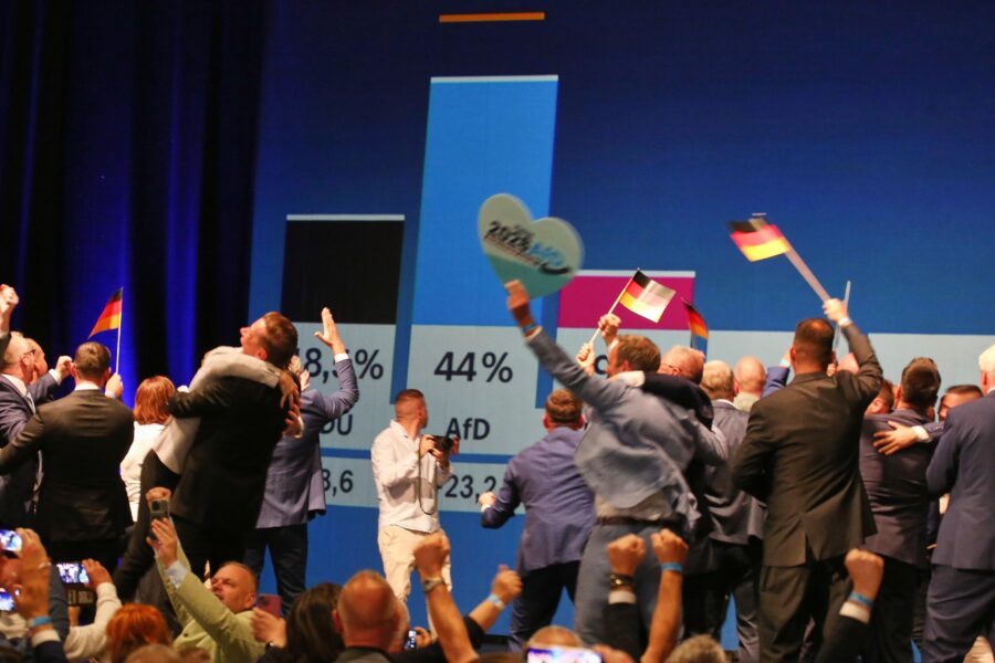 AfD-Wahlparty zur Landtagswahl in Sachsen-Anhalt: Anhänger der Partei reagieren auf die 18-Uhr-Prognose