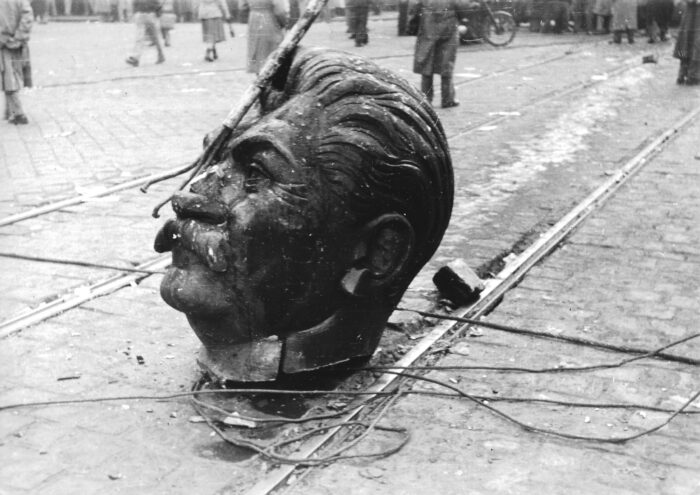 Man sieht einen kaputten Stalin-Denkmal-Kopf.