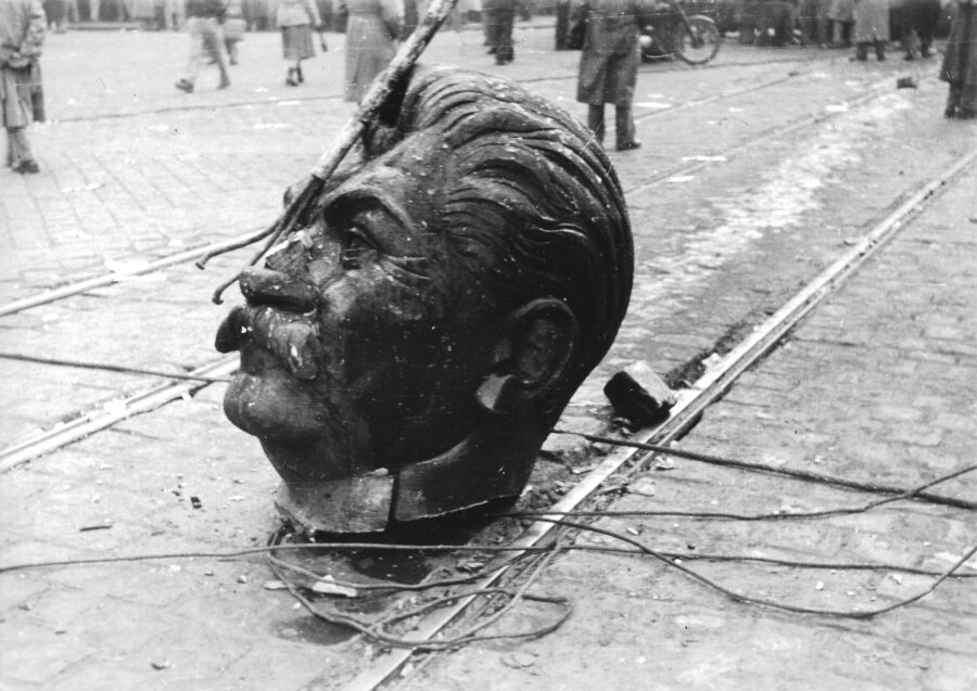 Man sieht einen kaputten Stalin-Denkmal-Kopf.