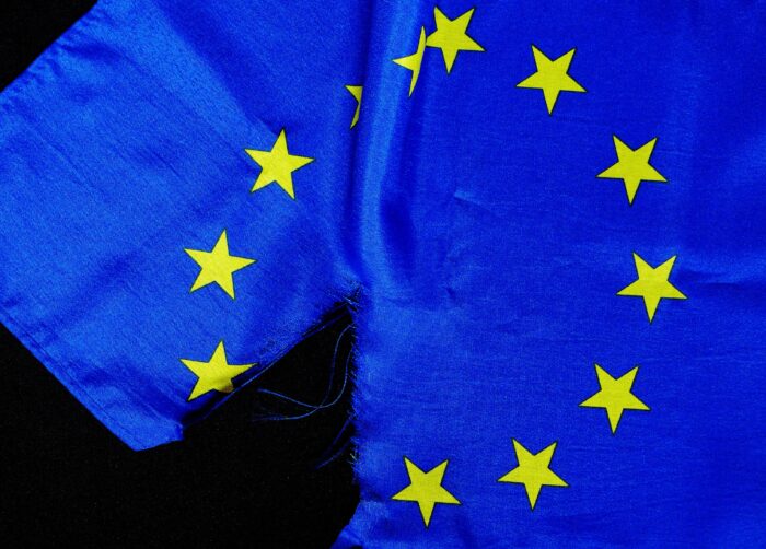 Man sieht die Flagge der EU.