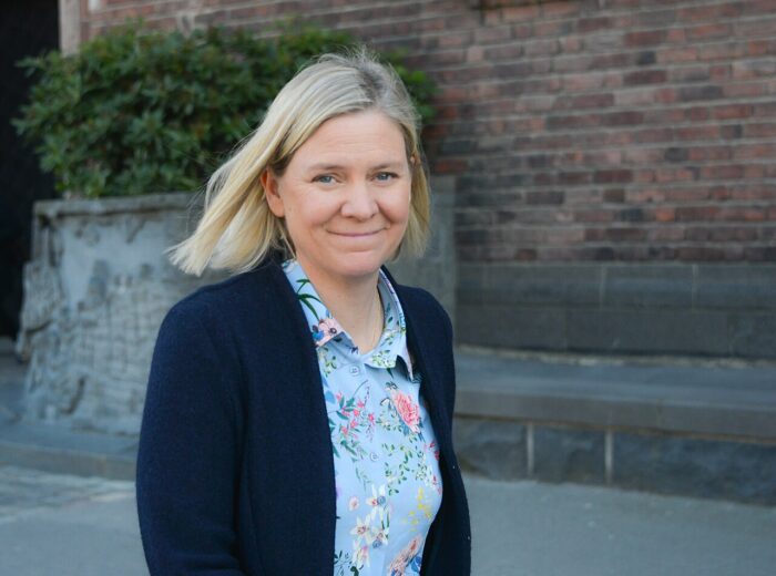 Porträt von Magdalena Andersson vor Gebäude.