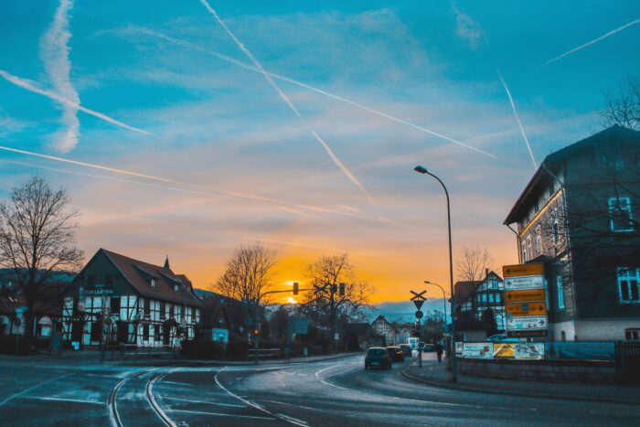 Straßenkreuzung in Wernigerode bei Sonnenuntergang