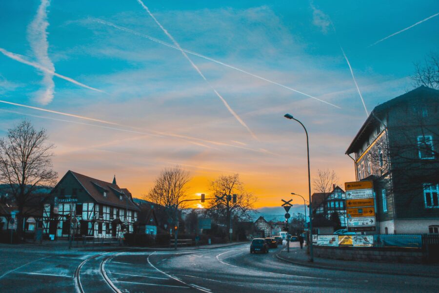 Straßenkreuzung in Wernigerode bei Sonnenuntergang
