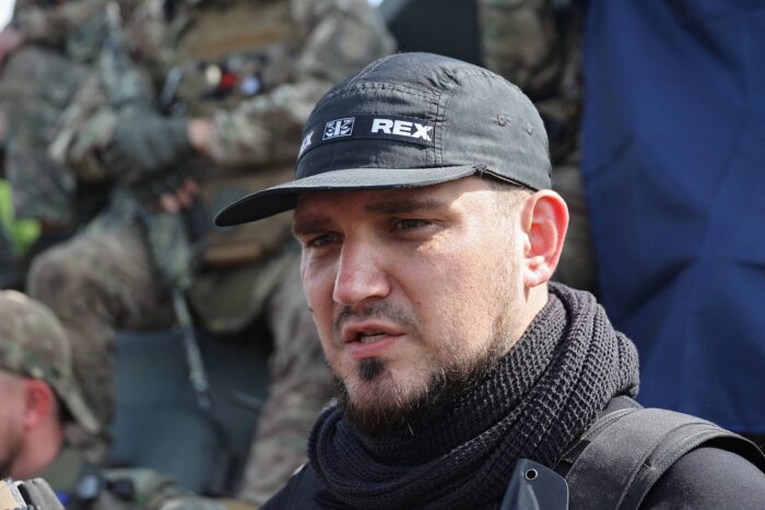 Nahaufnahme des Neonazis Denis Kapustin in Kampfuniform und mit White Rex Cap